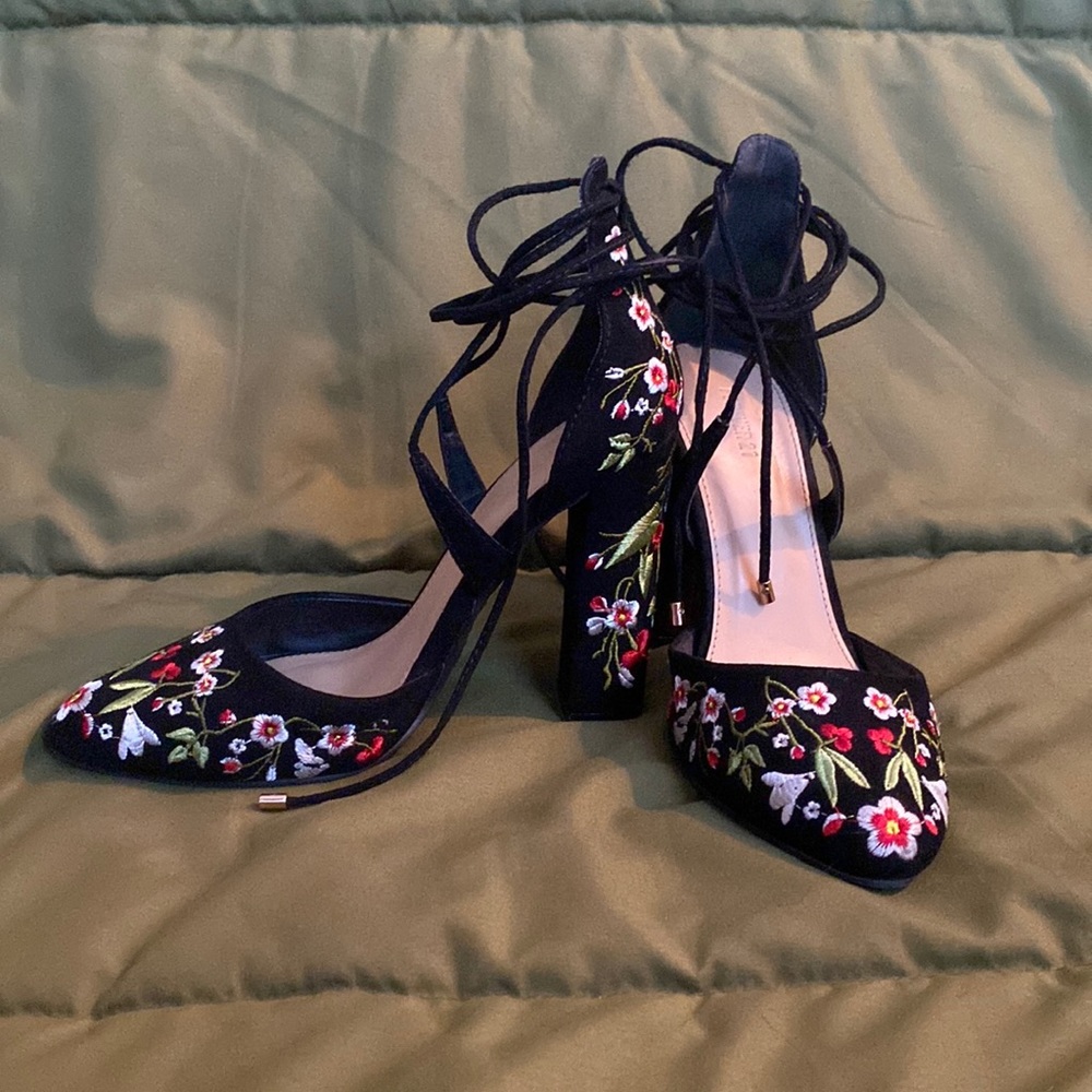 Gorgeous Forever 21 Embroidered Floral Heels